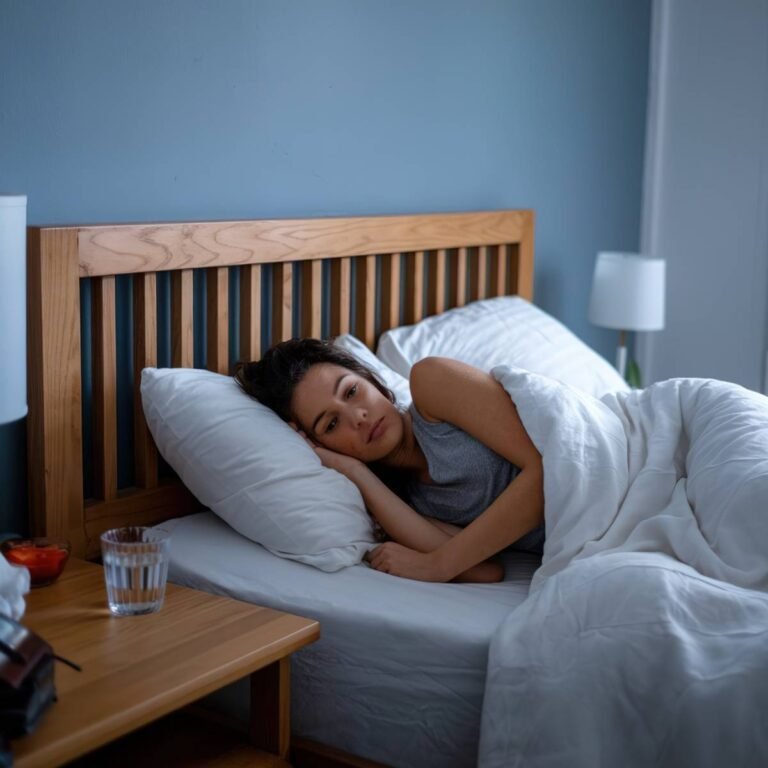 Bạn có uống một cốc nước trước khi đi ngủ không? Ở đây bạn sẽ tìm hiểu những gì đang xảy ra với cơ thể của bạn