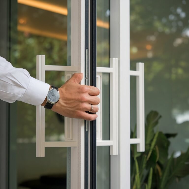 Đóng kín cửa và tiết kiệm chi phí sưởi ấm. Con đường dễ dàng đến một ngôi nhà ấm áp Đóng kín cửa và tiết kiệm chi phí sưởi ấm. Con đường dễ dàng đến một ngôi nhà ấm áp